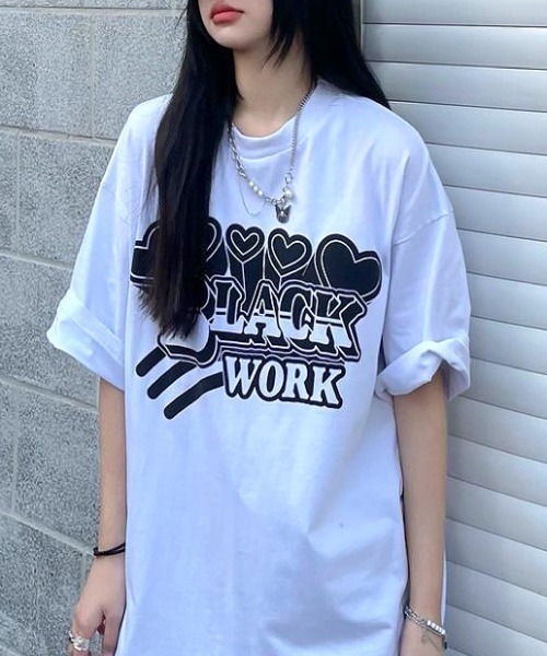 SHEENA(シーナ)の「BLACK WORKロゴプリントオーバーサイズTシャツ(Tシャツ/カットソー・レディース・ブルー/ブラック/ホワイト・M)」の1枚目の写真