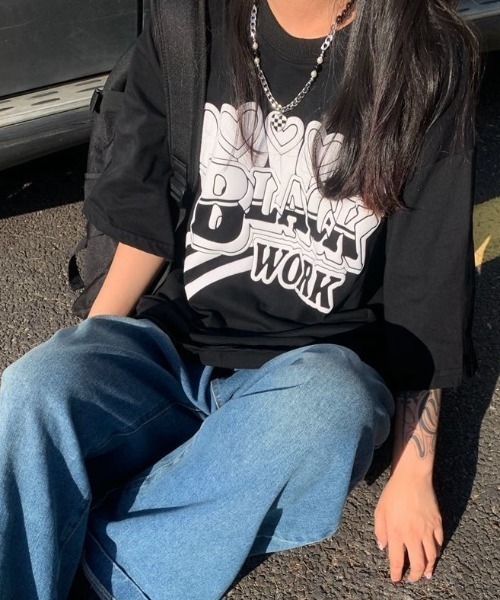 SHEENA(シーナ)の「BLACK WORKロゴプリントオーバーサイズTシャツ(Tシャツ/カットソー・レディース・ブルー/ブラック/ホワイト・M)」の2枚目の写真