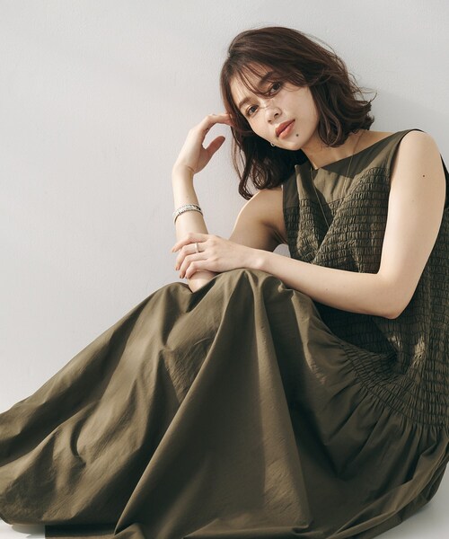 UNTITLED(アンタイトル)の「【コットン100/夏ワンピ/ナロー】シャーリングワンピース(ワンピース・レディース・ダークブラウン/スモーキーグリーン系/ブラック/オフホワイト・01/02/03/44)」の3枚目の写真