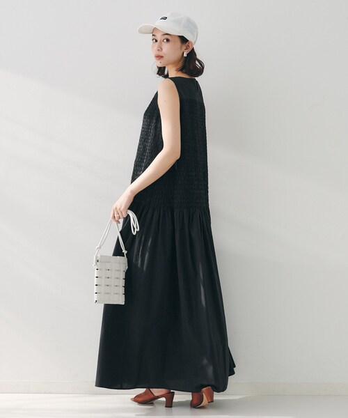 UNTITLED(アンタイトル)の「【コットン100/夏ワンピ/ナロー】シャーリングワンピース(ワンピース・レディース・ダークブラウン/スモーキーグリーン系/ブラック/オフホワイト・01/02/03/44)」の12枚目の写真