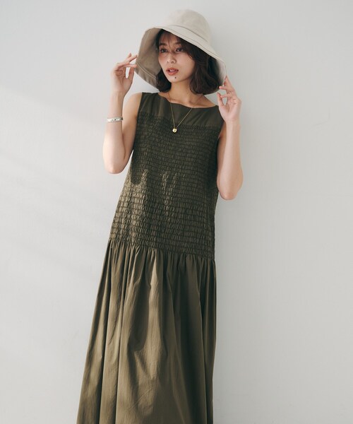 UNTITLED(アンタイトル)の「【コットン100/夏ワンピ/ナロー】シャーリングワンピース(ワンピース・レディース・ダークブラウン/スモーキーグリーン系/ブラック/オフホワイト・01/02/03/44)」の18枚目の写真