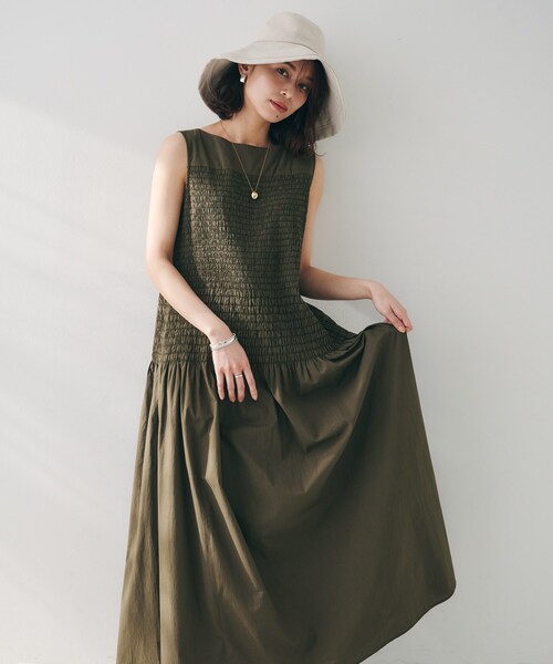 UNTITLED(アンタイトル)の「【コットン100/夏ワンピ/ナロー】シャーリングワンピース(ワンピース・レディース・ダークブラウン/スモーキーグリーン系/ブラック/オフホワイト・01/02/03/44)」の19枚目の写真