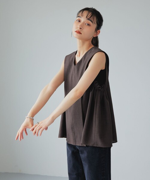 EMMEL REFINES（エメルリファインズ）の「＜EMMEL REFINES＞EM サイドギャザーステッチ Vネック ブラウス（シャツ/ブラウス・レディース・ライラック/ライトブルー/ダークブラウン・FREE）」の3枚目の写真