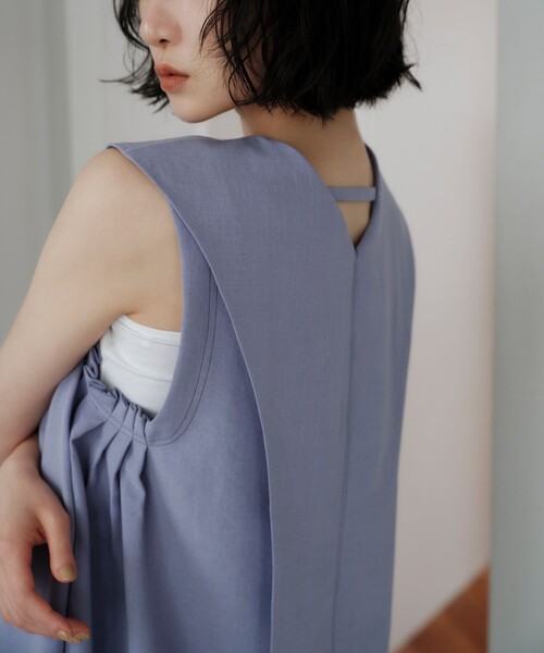 EMMEL REFINES（エメルリファインズ）の「＜EMMEL REFINES＞EM サイドギャザーステッチ Vネック ブラウス（シャツ/ブラウス・レディース・ライラック/ライトブルー/ダークブラウン・FREE）」の2枚目の写真