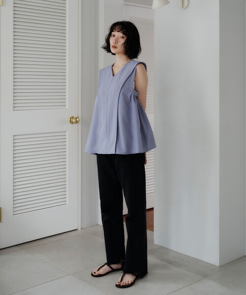 EMMEL REFINES（エメルリファインズ）の「＜EMMEL REFINES＞EM サイドギャザーステッチ Vネック ブラウス（シャツ/ブラウス・レディース・ライラック/ライトブルー/ダークブラウン・FREE）」の22枚目の写真