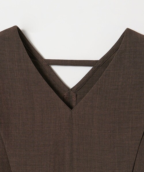 EMMEL REFINES（エメルリファインズ）の「＜EMMEL REFINES＞EM サイドギャザーステッチ Vネック ブラウス（シャツ/ブラウス・レディース・ライラック/ライトブルー/ダークブラウン・FREE）」の9枚目の写真