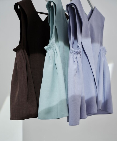 EMMEL REFINES（エメルリファインズ）の「＜EMMEL REFINES＞EM サイドギャザーステッチ Vネック ブラウス（シャツ/ブラウス・レディース・ライラック/ライトブルー/ダークブラウン・FREE）」の21枚目の写真