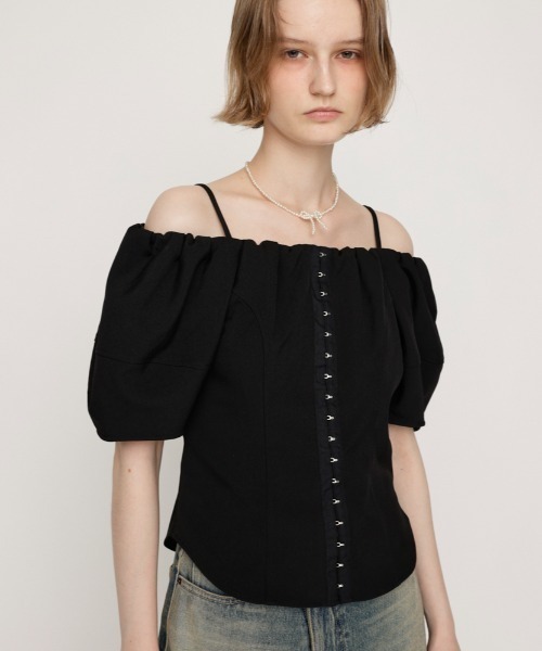 SLY（スライ）の「FRONT HOOK VOLUME SLEEVE BL フロントホック ボリュームスリーブ ブラウス 夏服 半袖 秋服（シャツ/ブラウス・レディース・マルチ/ブラック・FREE）」の2枚目の写真