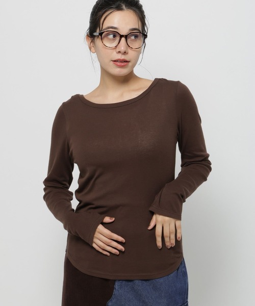 niko and...（ニコアンド）の「カシミヤ混ラウンドヘムTシャツ（Tシャツ/カットソー・レディース・ブラウン/オフホワイト/ブラック・FREE）」の2枚目の写真