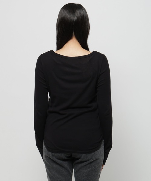 niko and...（ニコアンド）の「カシミヤ混ラウンドヘムTシャツ（Tシャツ/カットソー・レディース・ブラウン/オフホワイト/ブラック・FREE）」の5枚目の写真