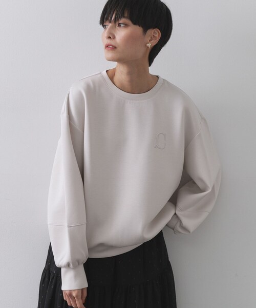 OPAQUE.CLIP(オペークドットクリップ)の「ワンポイント刺繍ダンボールトップス【UVケア/洗濯機洗い可】(Tシャツ/カットソー・レディース・オフホワイト/グレー/ライトイエロー系/ブラック・40/38/42)」の2枚目の写真