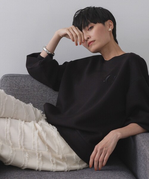OPAQUE.CLIP(オペークドットクリップ)の「ワンポイント刺繍ダンボールトップス【UVケア/洗濯機洗い可】(Tシャツ/カットソー・レディース・オフホワイト/グレー/ライトイエロー系/ブラック・40/38/42)」の3枚目の写真