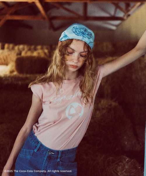 Coca Cola(コカコーラ)の「【Coca-Cola】VIS別注ロゴプリントフレンチTシャツ(Tシャツ/カットソー・レディース・チャコールグレー/ピンク/ホワイト・FREE)」の3枚目の写真