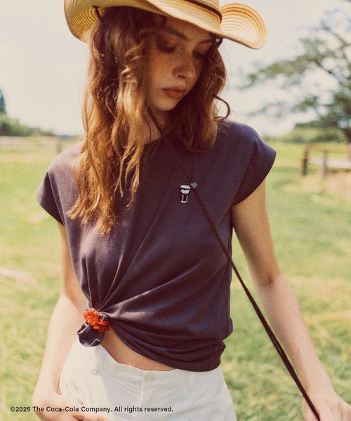 Coca Cola(コカコーラ)の「【Coca-Cola】VIS別注ロゴプリントフレンチTシャツ(Tシャツ/カットソー・レディース・チャコールグレー/ピンク/ホワイト・FREE)」の5枚目の写真