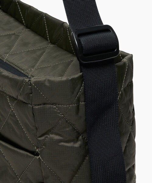 AIGLE（エーグル）の「キルティング 2wayトートバッグ イヤホンポーチ付き（トートバッグ・レディース・ライトグレー/ブラック/モスグリーン・FREE）」の9枚目の写真