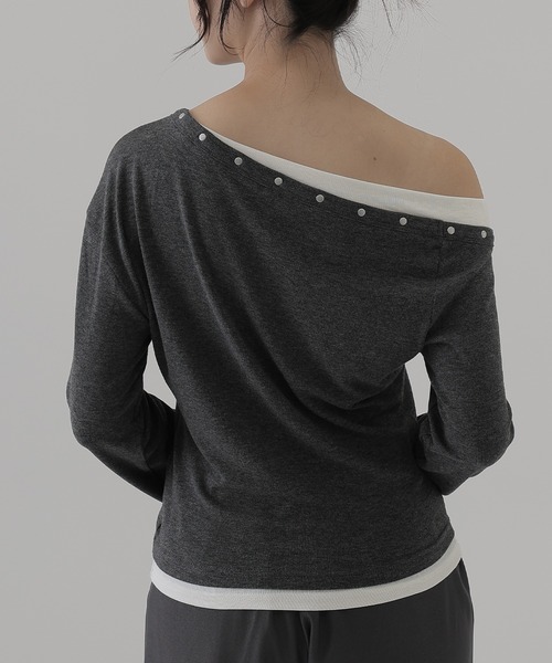 SUWDEE（スーディー）の「metal button layered tops（Tシャツ/カットソー・レディース・ブラウン/チャコールグレー/グレイッシュベージュ/ブラック・FREE）」の13枚目の写真
