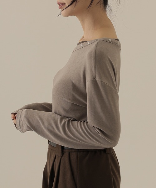 SUWDEE（スーディー）の「metal button layered tops（Tシャツ/カットソー・レディース・ブラウン/チャコールグレー/グレイッシュベージュ/ブラック・FREE）」の9枚目の写真