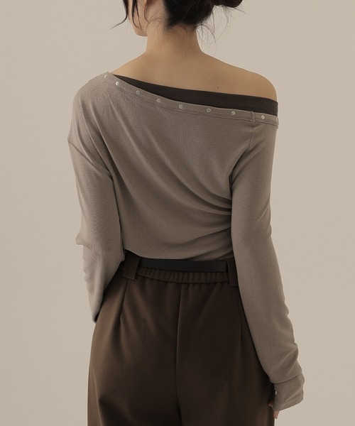 SUWDEE（スーディー）の「metal button layered tops（Tシャツ/カットソー・レディース・ブラウン/チャコールグレー/グレイッシュベージュ/ブラック・FREE）」の10枚目の写真