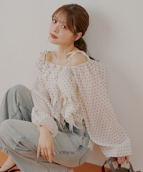 Chico(チコ)の「フリルオフショルブラウス(シャツ/ブラウス・レディース・アイボリー/ブラック系その他2/ホワイト系その他2/ピンク・FREE)」の2枚目の写真