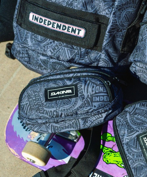 DAKINE(ダカイン)の「DAKINE HIP PACK 【DAKINE × INDEPENDENT】 ショルダーバッグ 【2025年秋冬モデル】/ダカインインディペンデントコラボ総柄ショルダーバック・ボディバック(ボディバッグ/ウエストポーチ・メンズ・ブラック系その他・FREE)」の1枚目の写真