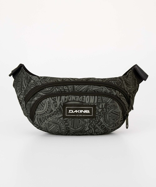 DAKINE(ダカイン)の「DAKINE HIP PACK 【DAKINE × INDEPENDENT】 ショルダーバッグ 【2025年秋冬モデル】/ダカインインディペンデントコラボ総柄ショルダーバック・ボディバック(ボディバッグ/ウエストポーチ・メンズ・ブラック系その他・FREE)」の4枚目の写真