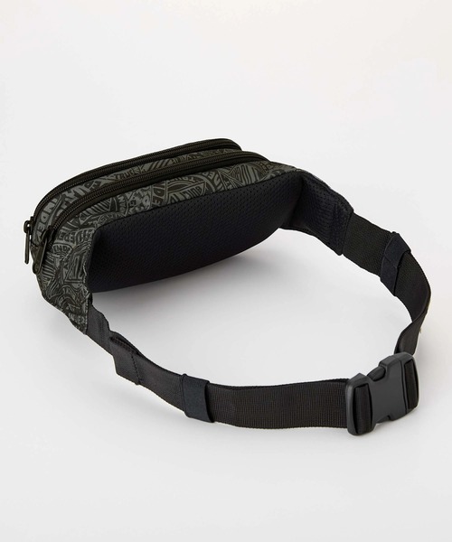 DAKINE(ダカイン)の「DAKINE HIP PACK 【DAKINE × INDEPENDENT】 ショルダーバッグ 【2025年秋冬モデル】/ダカインインディペンデントコラボ総柄ショルダーバック・ボディバック(ボディバッグ/ウエストポーチ・メンズ・ブラック系その他・FREE)」の3枚目の写真