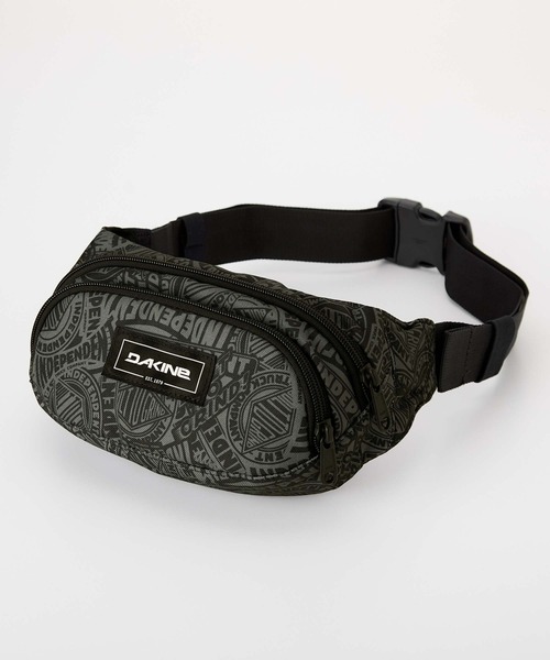 DAKINE(ダカイン)の「DAKINE HIP PACK 【DAKINE × INDEPENDENT】 ショルダーバッグ 【2025年秋冬モデル】/ダカインインディペンデントコラボ総柄ショルダーバック・ボディバック(ボディバッグ/ウエストポーチ・メンズ・ブラック系その他・FREE)」の2枚目の写真