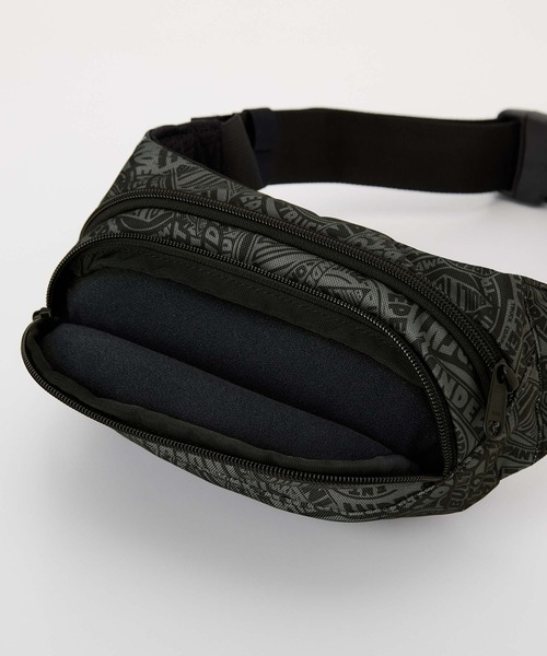 DAKINE(ダカイン)の「DAKINE HIP PACK 【DAKINE × INDEPENDENT】 ショルダーバッグ 【2025年秋冬モデル】/ダカインインディペンデントコラボ総柄ショルダーバック・ボディバック(ボディバッグ/ウエストポーチ・メンズ・ブラック系その他・FREE)」の5枚目の写真