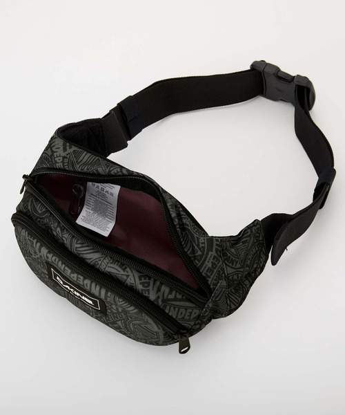 DAKINE(ダカイン)の「DAKINE HIP PACK 【DAKINE × INDEPENDENT】 ショルダーバッグ 【2025年秋冬モデル】/ダカインインディペンデントコラボ総柄ショルダーバック・ボディバック(ボディバッグ/ウエストポーチ・メンズ・ブラック系その他・FREE)」の7枚目の写真