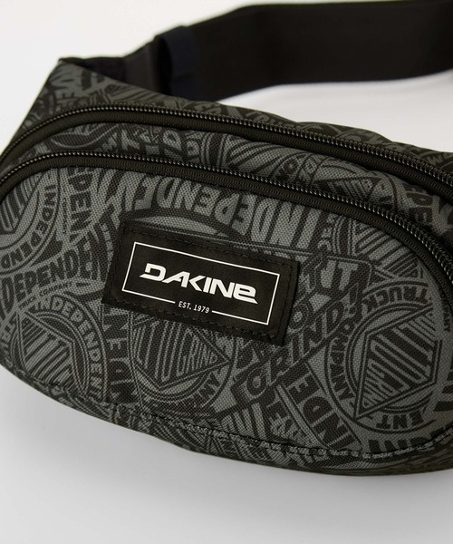 DAKINE(ダカイン)の「DAKINE HIP PACK 【DAKINE × INDEPENDENT】 ショルダーバッグ 【2025年秋冬モデル】/ダカインインディペンデントコラボ総柄ショルダーバック・ボディバック(ボディバッグ/ウエストポーチ・メンズ・ブラック系その他・FREE)」の6枚目の写真