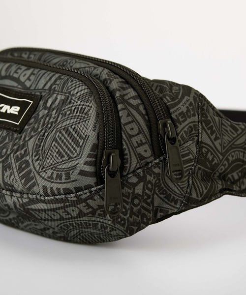 DAKINE(ダカイン)の「DAKINE HIP PACK 【DAKINE × INDEPENDENT】 ショルダーバッグ 【2025年秋冬モデル】/ダカインインディペンデントコラボ総柄ショルダーバック・ボディバック(ボディバッグ/ウエストポーチ・メンズ・ブラック系その他・FREE)」の10枚目の写真
