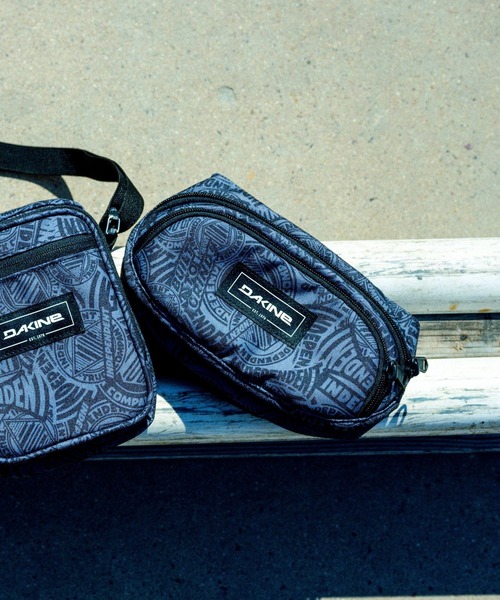 DAKINE(ダカイン)の「DAKINE HIP PACK 【DAKINE × INDEPENDENT】 ショルダーバッグ 【2025年秋冬モデル】/ダカインインディペンデントコラボ総柄ショルダーバック・ボディバック(ボディバッグ/ウエストポーチ・メンズ・ブラック系その他・FREE)」の9枚目の写真