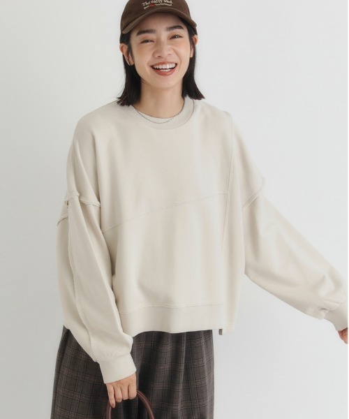 Right-on（ライトオン）の「【HONEYSUCKLE ROSE】切り替えデザインスウェットプルオーバー (切り替えデザイン/立体シルエット/コットン混紡/微光沢/大人カジュアル)（スウェット・レディース・グリーン/キナリ/ダークグレー/ブラック・M/L/S）」の2枚目の写真