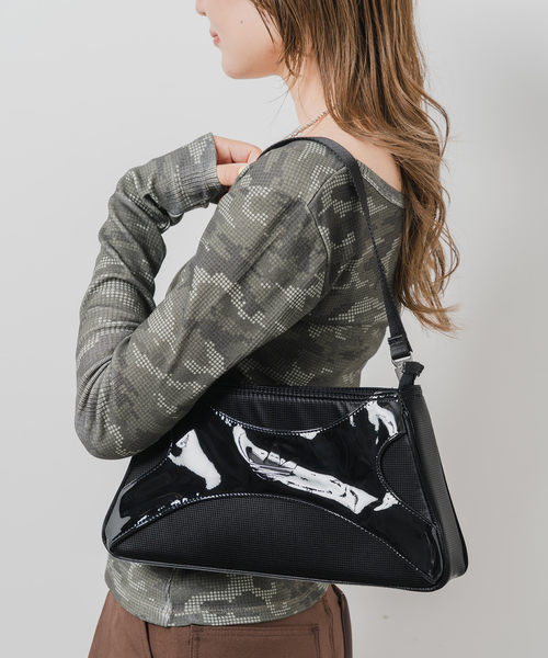 adidas(アディダス)の「adidas / アディダス CLUTCH SH BAG(ショルダーバッグ・レディース・シルバー/ブラック・FREE)」の2枚目の写真