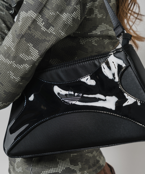 adidas(アディダス)の「adidas / アディダス CLUTCH SH BAG(ショルダーバッグ・レディース・シルバー/ブラック・FREE)」の10枚目の写真