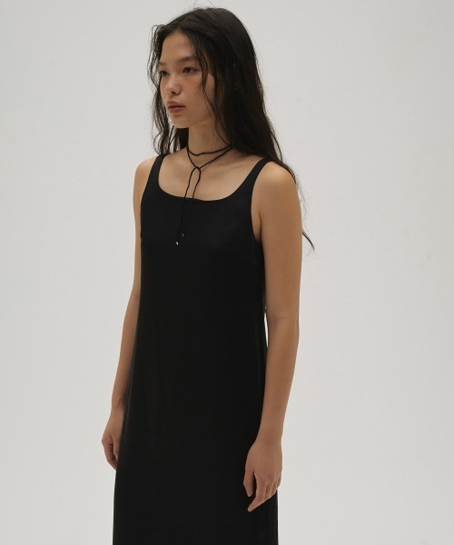 TODAYFUL(トゥデイフル)の「Squareneck Satin Dress(ワンピース・レディース・ブラック/オフホワイト・38inch/36inch)」の4枚目の写真