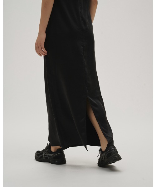 TODAYFUL(トゥデイフル)の「Squareneck Satin Dress(ワンピース・レディース・ブラック/オフホワイト・38inch/36inch)」の5枚目の写真