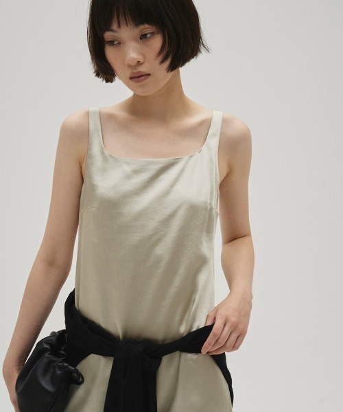 TODAYFUL(トゥデイフル)の「Squareneck Satin Dress(ワンピース・レディース・ブラック/オフホワイト・38inch/36inch)」の7枚目の写真