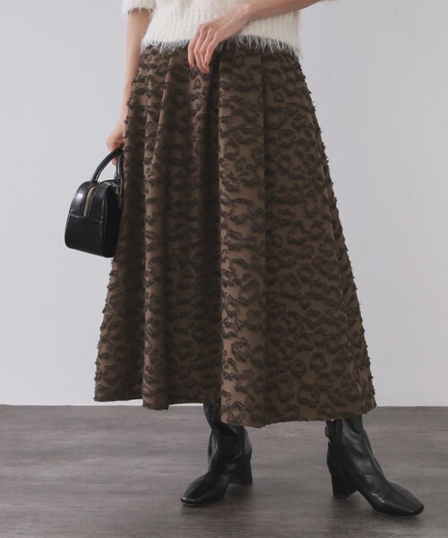 OPAQUE.CLIP（オペークドットクリップ）の「フェザージャカードタックフレアスカート【洗濯機OK】（スカート・レディース・アイボリー/ダークブラウン・38/40/42）」の2枚目の写真