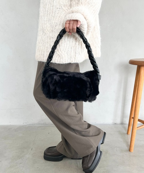 LOVALOT(ラバロット)の「【動画あり】エコファー ワンハンドルバッグ(ハンドバッグ・レディース・アイボリー/ブラック/ベージュ/グレー・FREE)」の10枚目の写真