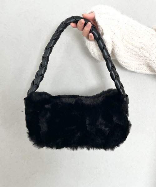 LOVALOT(ラバロット)の「【動画あり】エコファー ワンハンドルバッグ(ハンドバッグ・レディース・アイボリー/ブラック/ベージュ/グレー・FREE)」の15枚目の写真