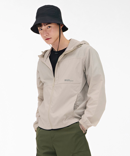 CHASECULT(チェイスカルト)の「共用 軽量 ストレッチ ウインドブレーカー ジャンパー - ベージュ(ナイロンジャケット・メンズ・ベージュ・105/90/100/95)」の3枚目の写真