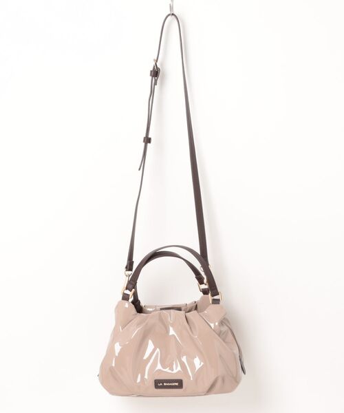 LA BAGAGERIE(ラバガジェリー)の「ソフトエナメル2WAYハンドバッグ Sサイズ(ハンドバッグ・レディース・グレイッシュベージュ/アイボリー/ライトグレー/シルバー系その他・FREE)」の3枚目の写真