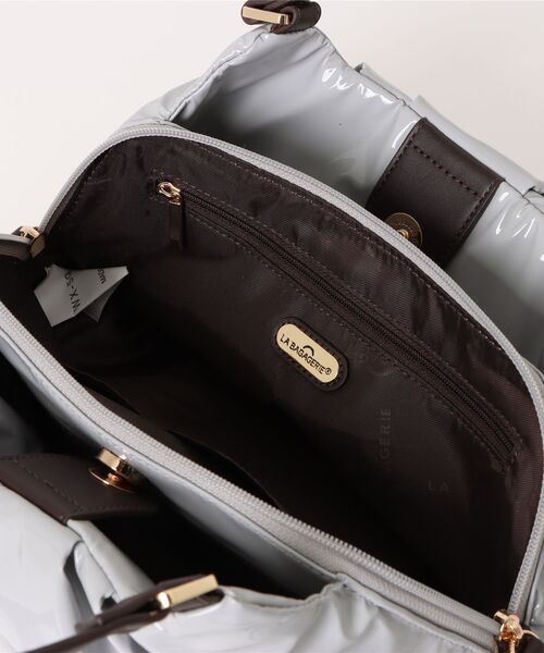 LA BAGAGERIE(ラバガジェリー)の「ソフトエナメル2WAYハンドバッグ Sサイズ(ハンドバッグ・レディース・グレイッシュベージュ/アイボリー/ライトグレー/シルバー系その他/ブラック・FREE)」の11枚目の写真
