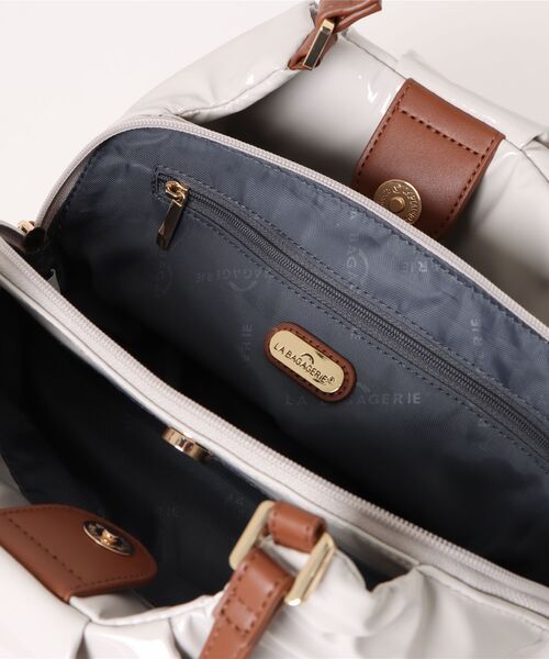 LA BAGAGERIE(ラバガジェリー)の「ソフトエナメル2WAYハンドバッグ Sサイズ(ハンドバッグ・レディース・グレイッシュベージュ/アイボリー/ライトグレー/シルバー系その他/ブラック・FREE)」の12枚目の写真