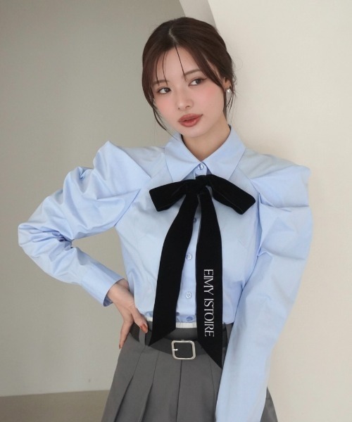 EIMY ISTOIRE（エイミーイストワール）の「ベルベットリボンロゴシャツ（シャツ/ブラウス・レディース・ホワイト/サックスブルー・F）」の2枚目の写真