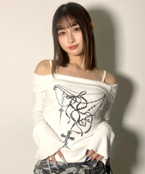 .KOM(ドットコム)の「A'GEM/9 × .kom 『.KOMZ/ドットケーオーエムゼット』 《Y2K》デザインロングスリーブ(Tシャツ/カットソー・レディース・ホワイト/ブラック・FREE)」の1枚目の写真