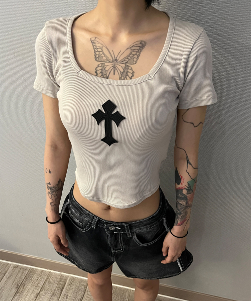 BORN SLIPPY(ボーンスリッピー)の「Cross Square Neck T-shirt (Beige)(Tシャツ/カットソー・レディース・その他・FREE)」の3枚目の写真