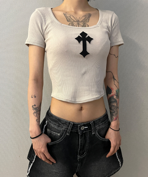 BORN SLIPPY(ボーンスリッピー)の「Cross Square Neck T-shirt (Beige)(Tシャツ/カットソー・レディース・その他・FREE)」の5枚目の写真