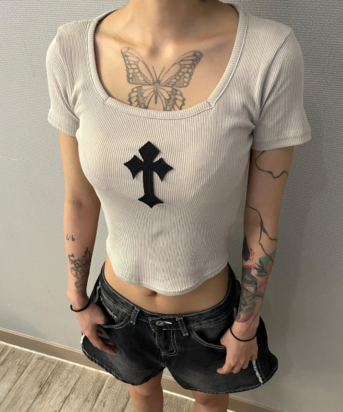 BORN SLIPPY(ボーンスリッピー)の「Cross Square Neck T-shirt (Beige)(Tシャツ/カットソー・レディース・その他・FREE)」の9枚目の写真